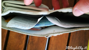 scontrini nella borsa delle donne